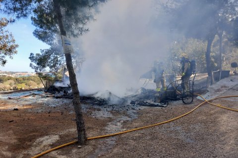 La autocaravana, completamente calcinada.