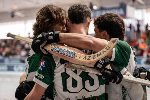 Los jugadores del Calafell celebran uno de los goles ante el Barça.