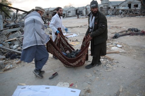 Rescatan a una de las víctimas del ataque a un centro de toxicómanos en Kabul.