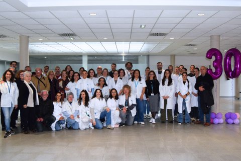 Fotografia de família amb treballadors i extreballadors del CAP de Riudoms.