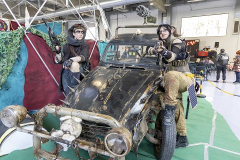 La zona de la exposición de vehículos de película despierta una gran curiosidad