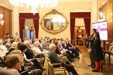 La presentació va omplir la sala principal d’El Círcol, amb més d’un centenar de persones.