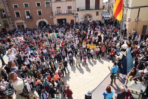 La Plaça de la Vila de Montbrió del Camp se ha llenado de manifestantes de ocho pueblos diferentes.