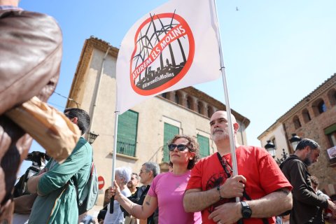 Los manifestantes han lucido el logotipo de la plataforma, que se muestra claramente en contra de los molinos.