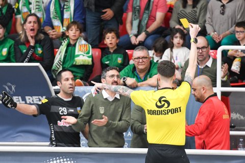 Guillem Cabestany, que acabó expulsado, viendo la amarilla.