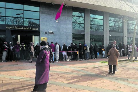 Colas en el Consulado de Marruecos de Tarragona, en Sant Pere i Sant Pau, para pedir documentación de cara a la regularización, hace unas semanas