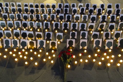 Símbolos que representan a niños muertos en atentados durante una protesta contra las acciones militares de EE. UU. e Israel en Irán-
