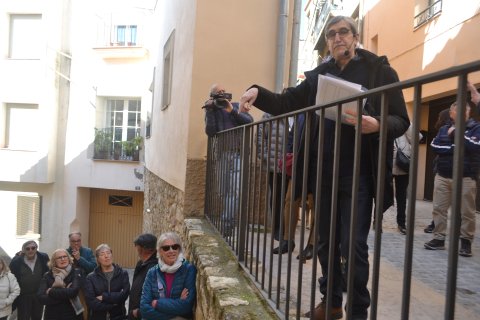 Jordi Roca a la segona parada de la ruta, al carrer de la Badia.