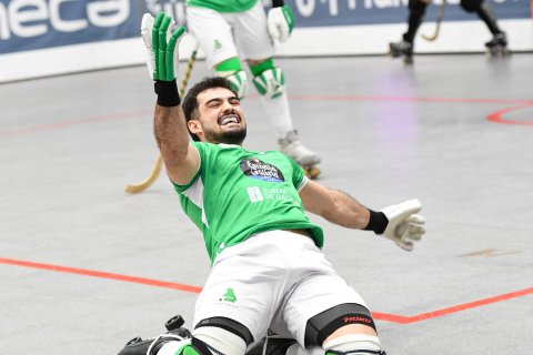 Bruno Saavedra celebra uno de sus tres goles en la final.