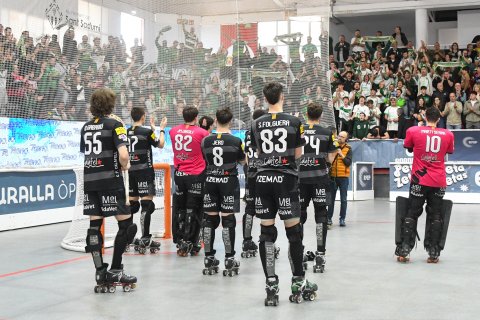 Los jugadores del Calafell saludan a sus aficionados.
