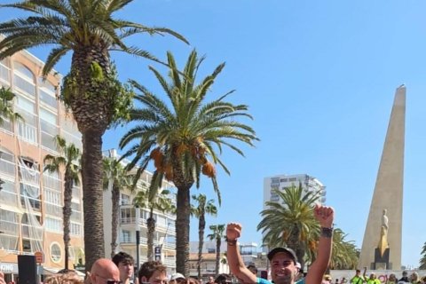 A las 12:10 horas, David cruzó la meta vestido con una camiseta azul con la inscripción “Volta Península Ibèrica”