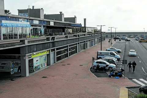 Los locales del Port Esportiu más próximos a la playa del Miracle se mantendrán en pie.