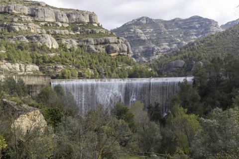 La presa del pantano de Margalef, rebosando agua.