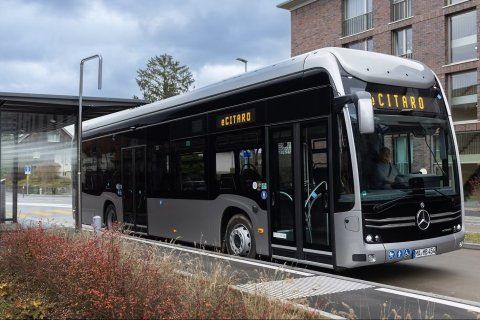 Un autobús alemán en una parada.