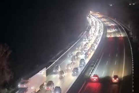 Colas kilométricas en la AP-7 por un camión averiado