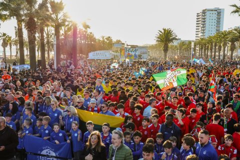 El desfile inaugural del Mare Nostrum Cup 2025 congregó a más de 12.000 personas en Salou.