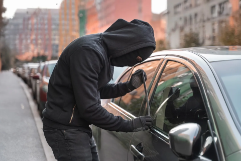 Un hombre intenta robar un coche