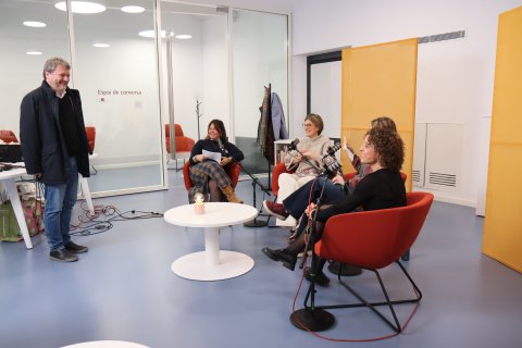 El regidor Subirats saludant a les participants abans de la gravació.