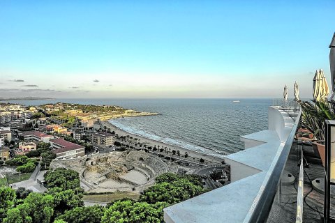 Panorámica del anfiteatro de Tarragona junto al Mediterráneo.