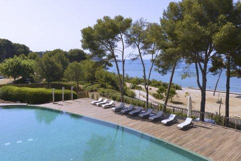 El Beach Club, con piscinas de diseño, zonas exclusivas para adultos y espacios familiares.