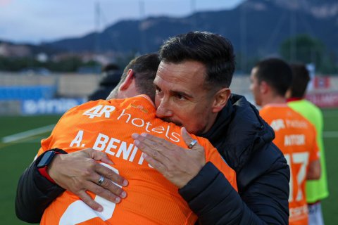 Marc Carrasco y Alberto Benito celebran la victoria en Andratx.