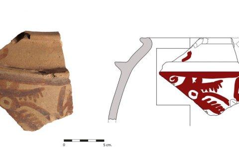 Una cerámica con el dibujo de un lobo.