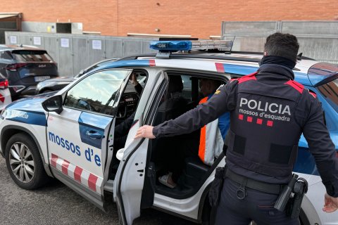 Imagen de uno de los detenidos por los Mossos dentro del coche patrulla