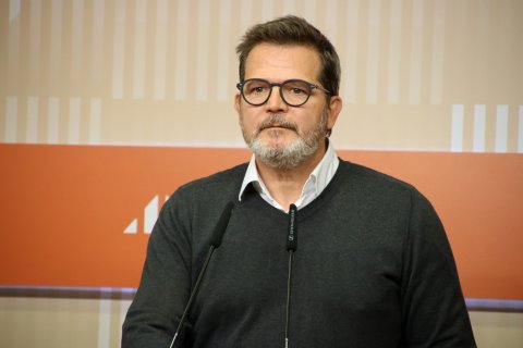 El portavoz de ERC, Isaac Albert, durante una rueda de prensa