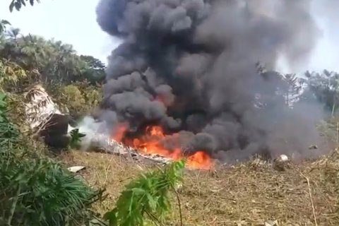 Captura de video tomada de rastreo de redes que muestra el accidente de un avión este lunes, en Putumayo (Colombia).
