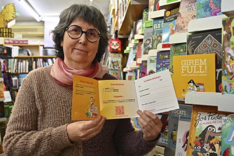 La librera Montsant Fonts, de la librería Gaudí, muestra el tríptico.