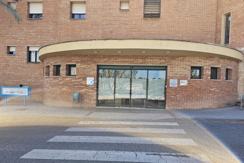 Puerta principal del El Centre d’Atenció Intermèdia (CAI) Monterols, en Reus.