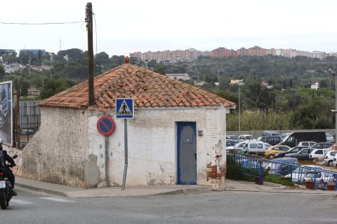 El depósito municipal de vehículos actual está en unos terrenos delante del Col·legi Sant Pau.