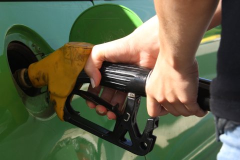 Según FACUA, el 25,3% de las gasolineras en la Península y Baleares aprovechó la bajada del IVA del 21% al 10% para aplicar nuevos incrementos en sus márgenes