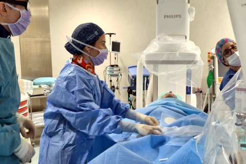 Operación para introducir un catéter para reparar la válvula aórtica de un paciente