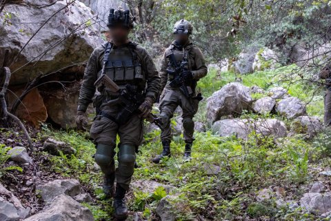 Tropas israelíes desplegadas en el sur de Israel, en una imagen difundida por el ejército hebreo