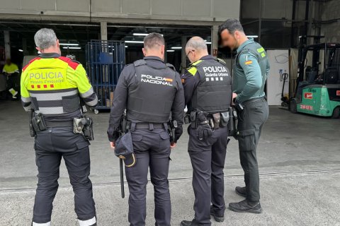 Imagen del operativo en varias empresas de reparto de Tarragona