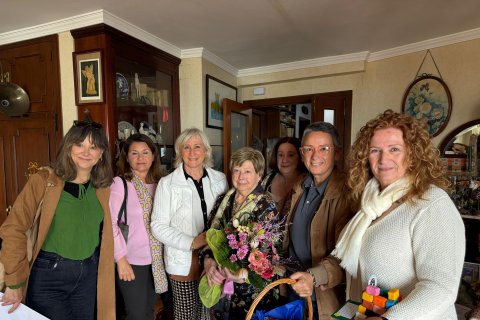 Una petita representació ha pujat a casa seva a lliurar-li regals que li havien preparat els infants.