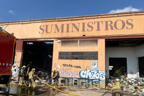 Bombers de la Generalitat trabajando en el incendiod de una empresa abandonada de Reus.