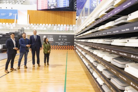 El alcalde Viñuales y el conseller Álvarez, este martes con las nuevas gradas del Palau d