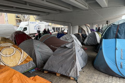 Imagen de archivo de tiendas de campaña debajo del puente de la C-31 en Badalona