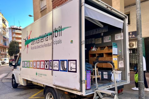 Las aportaciones se pueden hacer tanto en la deixalleria móvil como a la fija.