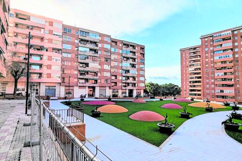 Así ha quedado la Plaça de la Quinta Promoció en el barrio de Sant Pere i Sant Pau