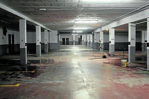 Durante el día de ayer seguían los trabajos de limpieza del parking