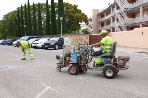 Operarios trabajando en las primeras plazas de zona azul que pintó Altafulla en 2025.
