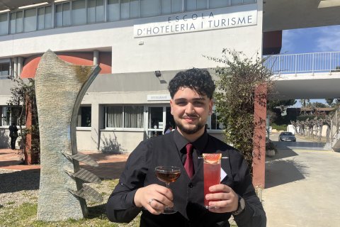 Iker Campillo, con los dos cócteles con los que se ha impuesto en el concurso Summer Drinks.