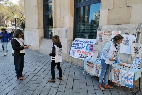 El Grup en Defensa de la Sanitat Pública a Tarragona está recogiendo firmas de apoyo a que Catalunya apueste por la sanidad pública