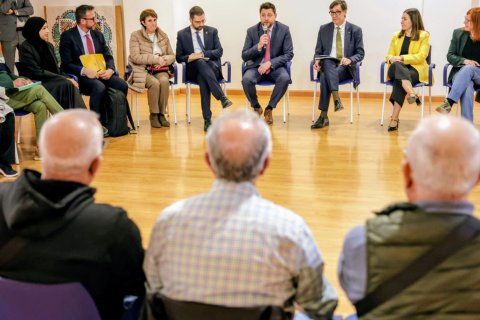 El president Salvador Illa durante su reunión con los vecinos de los bloques de colores de Campclar