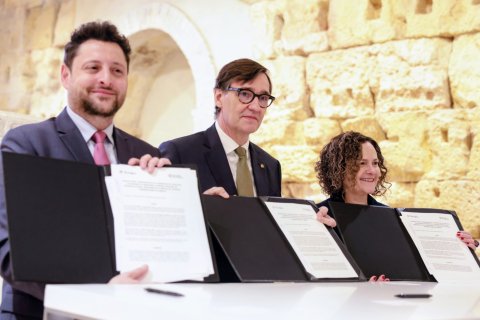 El president Salvador Illa con el alcalde, Rubén Viñuales, y la consellera de Cultura, Sònia Hernàndez, firmaron el convenio