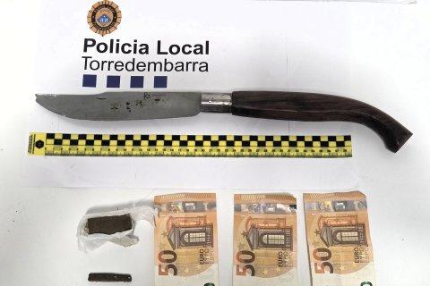 Imagen de la droga, el dinero y el cuchillo incautados al detenido en Torredembarra