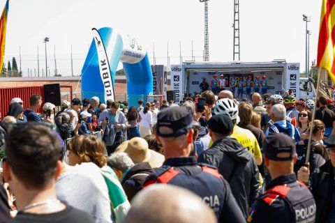 La salida de la tercera etapa de la Volta se hizo desde Mont-roig del Camp, pueblo natal de un Xavi Florencio que fue homenajeado.